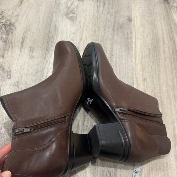 Clarks Brown Ankle Boots size 9.5 like new - Picture 6 of 8